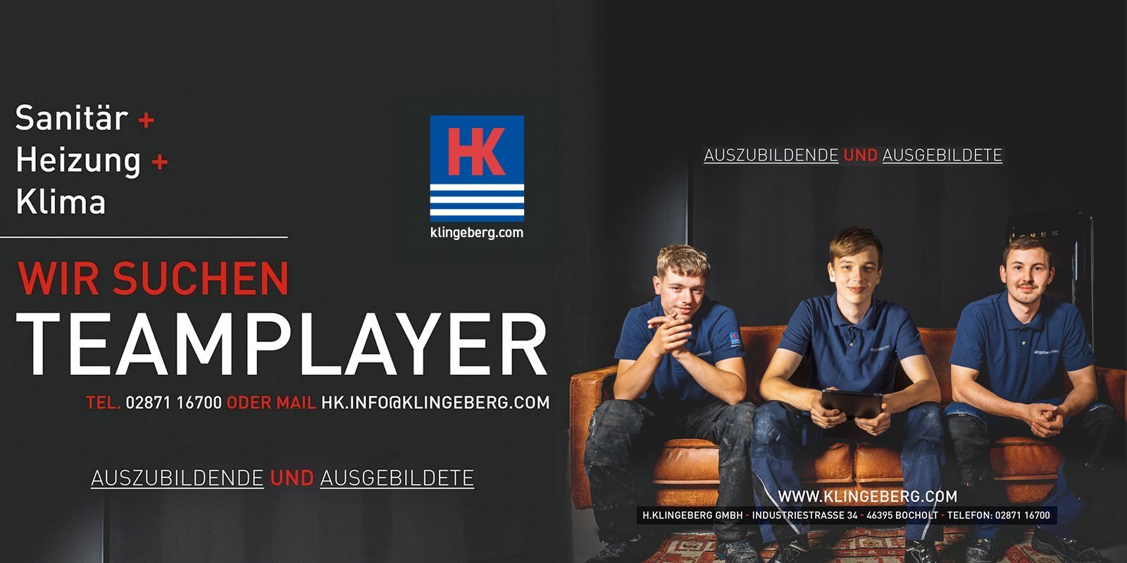 Drei junge Männer in blauen Poloshirts sitzen auf einer Couch und suchen nach neuen Teammitgliedern für ihr Unternehmen.