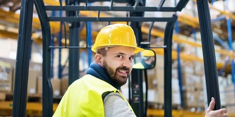 Ein Lagerist sitzt auf einem Stabler