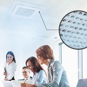 Die Szene zeigt eine Besprechung mit einem Fokus auf die Deckenklimaanlage und die konzentrierten Gesichter der Teilnehmer.