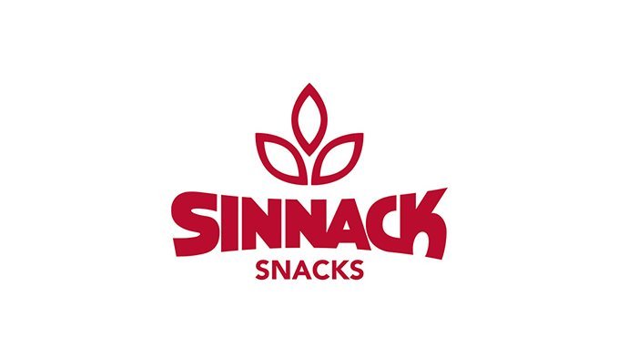 Das Logo von Sinnack Snacks zeigt eine stilisierte Pflanze über dem Schriftzug in kräftigem Rot auf weißem Hintergrund.