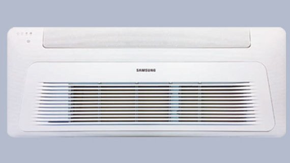 Ein modernes Klimagerät in Weiß mit horizontalen Lüftungsschlitzen, das an einer Wand montiert ist.