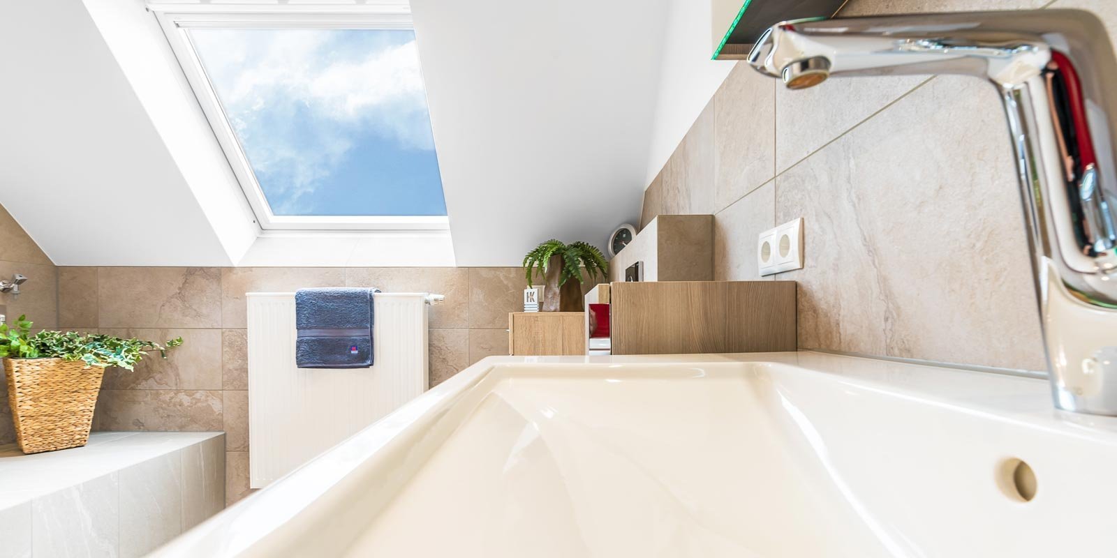 Ein modernes Badezimmer mit einer Badewanne, einem großen Fenster und einer hellen, einladenden Atmosphäre.