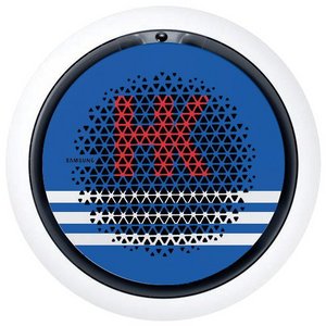 Ein kreativer Lautsprecher mit einem einzigartigen, geometrischen Muster und einem lebhaften Farbschema, das ins Auge fällt.