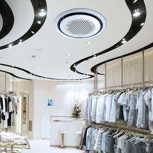 Ein eleganter Modegeschäftsraum mit stilvollen Kleidungsstücken, die ordentlich auf Kleiderständern präsentiert werden.