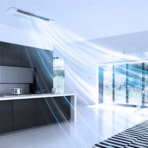 Ein modernes Wohnzimmer mit einem eleganten Sofa und einem Teppich, durch das große Fenster strömt Licht herein.