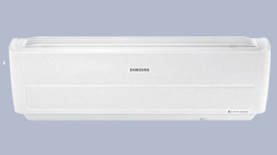 Eine weiße Klimaanlage von Samsung, die an einer Wand montiert ist, bietet eine moderne und elegante Kühlungslösung.