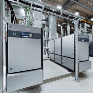 Ein Blockheizkraftwerk in einer Gewerbehalle
