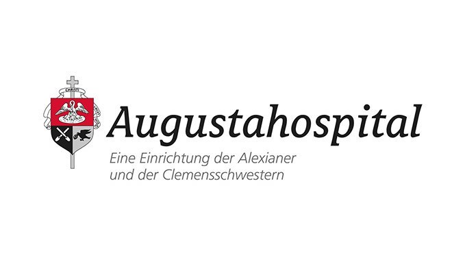 Das Logo des Augustahospitals zeigt den Namen in eleganter Schrift, umgeben von einem Wappen mit religiösen Symbolen.