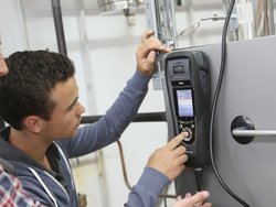 Zwei Anlagenmechaniker die eine Anlage mit einem Messgerät prüfen