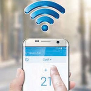 Das Bild zeigt eine Hand, die auf einem Smartphone eine Klimaanlage mit WLAN-Symbol steuert, um die Temperatur zu erhöhen.