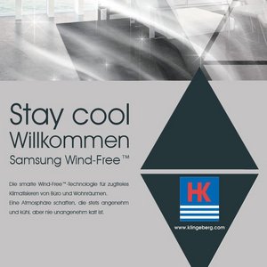 Ein modernes, helles Zimmer mit großen Fenstern, in dem ein Samsung Wind-Free Klimagerät an der Wand montiert ist.