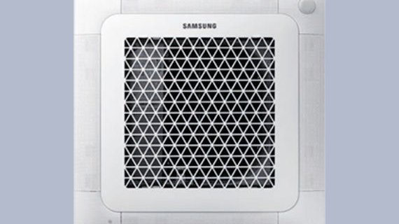 Ein quadratisches Klimagerät mit einem weißen Gittermuster, das für die Luftzirkulation in einem Raum sorgt.